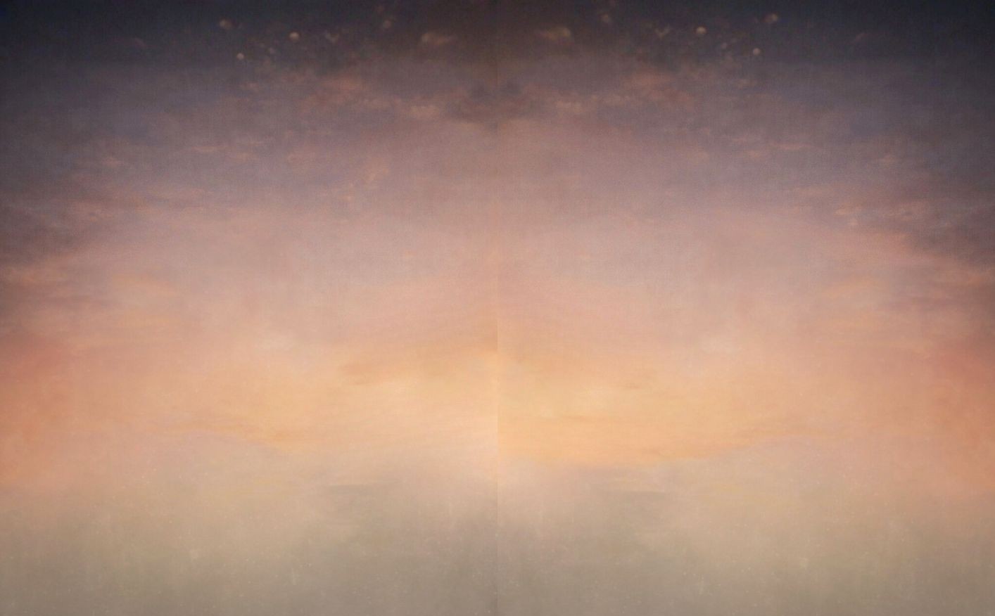 Obloha s mraky a barvami zapadajícího slunce