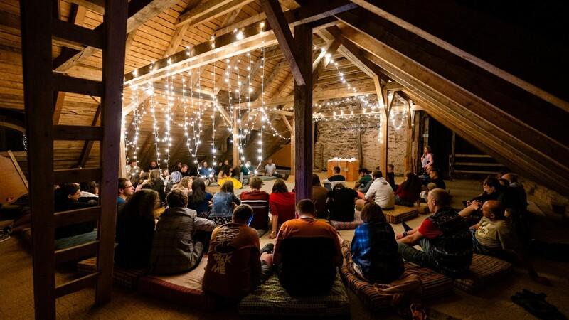 Mladí lidé na půdě kostela sv. Matouše při svíčkách